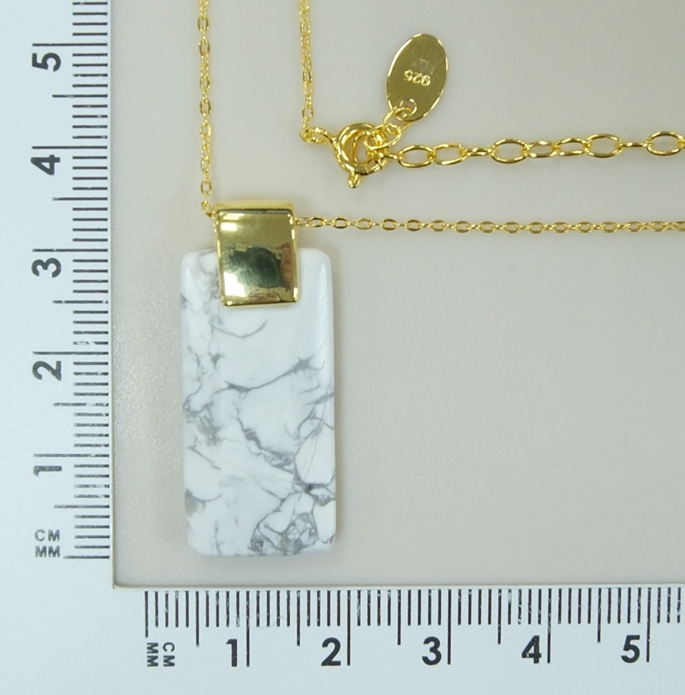 Серебряное колье с говлитом